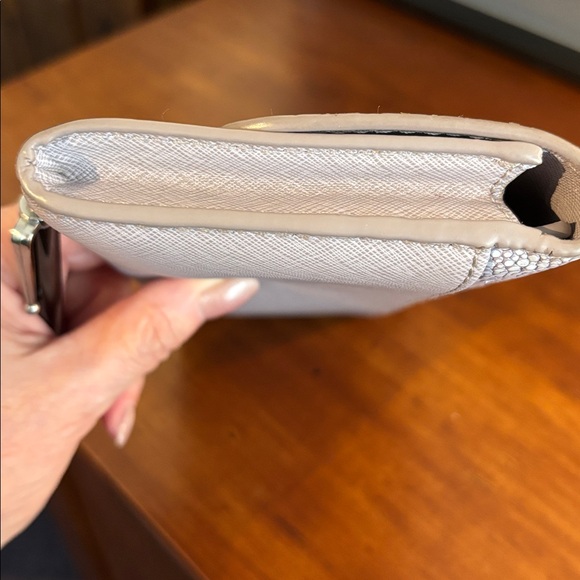 Michael Kors Elegant Cream Textured Women's Clutch - Picture 9 of 12